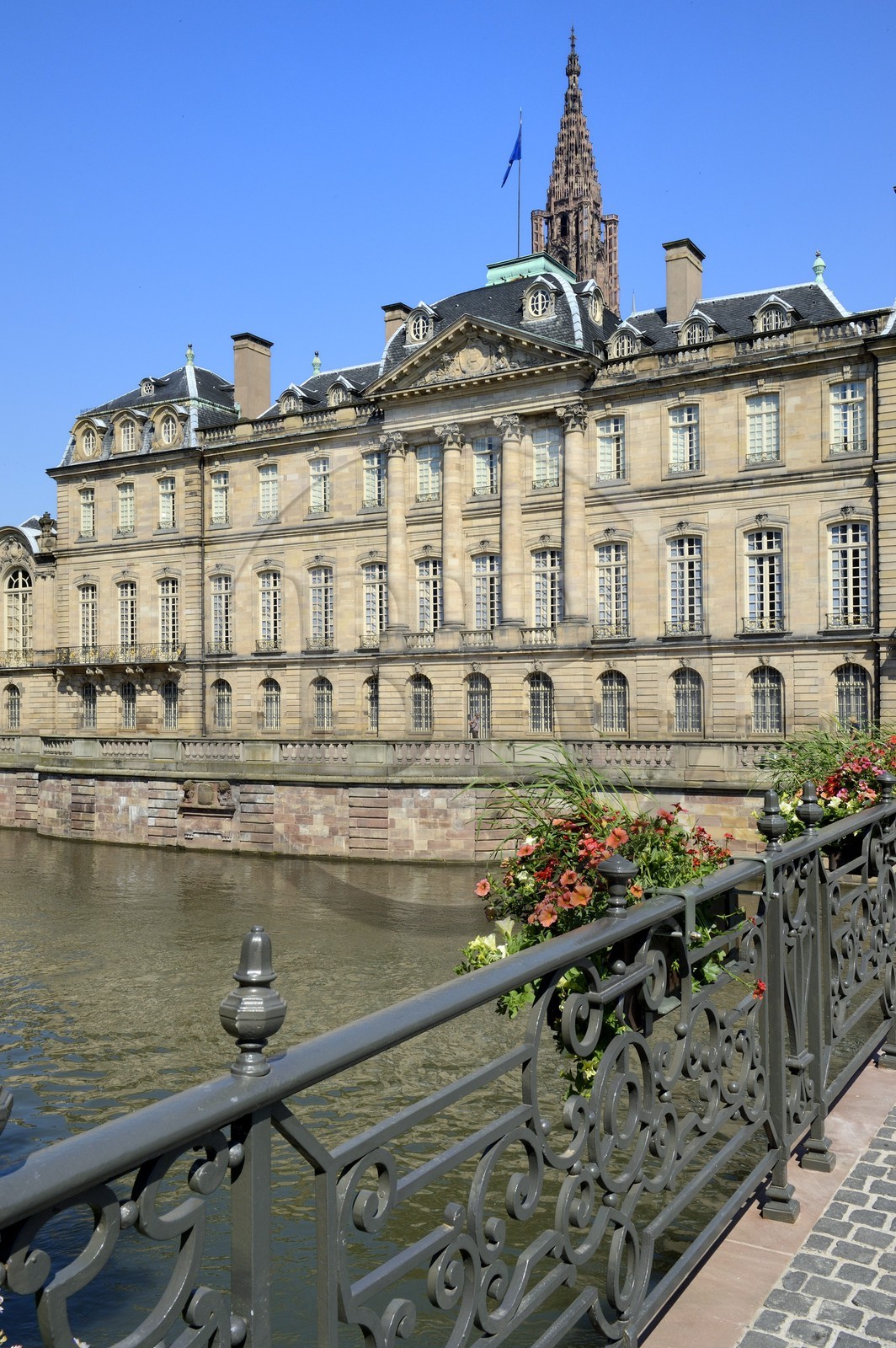 France, Bas-Rhin (67), Strasbourg, vieille ville classée au Patrimoine Mondial de l'UNESCO, le Palais des Rohan sur les bords de l'Ill qui abrite le Musée des Arts Décoratifs ainsi que des Beaux-Arts et d'archéologie, la cathédrale Notre Dame en arrière plan