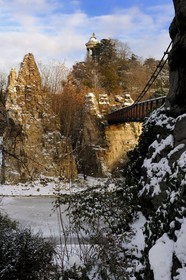 France, Paris (75), parc des Buttes Chaumont sous la neige, l'île du parc surmontée du temple de la Sibylle construit en 1869 par l'architecte Gabriel Davioud