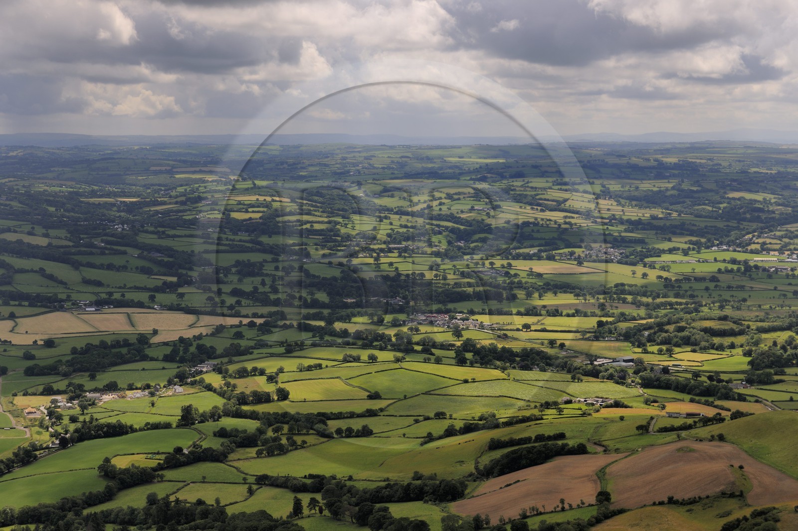 Royaume-Uni, Angleterre, Pays de Galles, paysage de bocages vers Lampeter (vue aérienne)