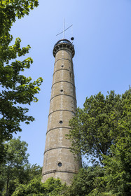 Morbihan (56), Lorient, l’Enclos du port, La tour de la découverte, la boule horaire donne chaque jour l’heure solaire de midi en chutant