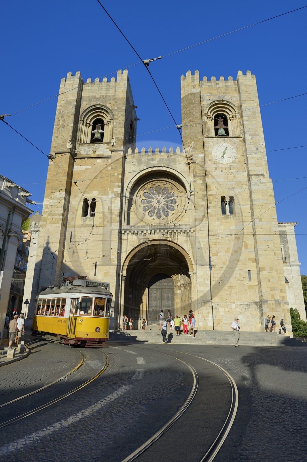Portugal, Lisbonne, quartier de l'Alfama, tramway le long du Largo da Sé et la cathédrale Se Patriarcal en arrière-plan