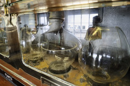 Royaume-Uni, Ecosse, Hébrides intérieures, Ile de Islay, Port Ellen, distillerie de whisky Laphroaig, tableau de contrôle de production