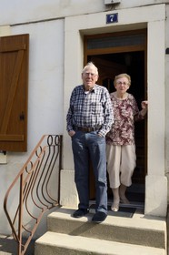 France, Moselle (57), Vallée de la Fensch, cité ouvrière de Knutange,l'ouvrier Raymond Pickard désormais à la retraite de l'usine et son épouse devant chez eux