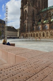 France, Bas-Rhin (67), Strasbourg, vieille ville classée au Patrimoine Mondial de l'UNESCO, place du Château, bancs en grès avec textes gravés