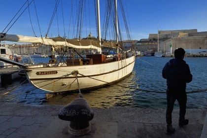 France, Bouches-du-Rhône (13), Marseille, Le Vieux Port, le voilier Marseille et la basilique Notre Dame de la Garde en arrière plan