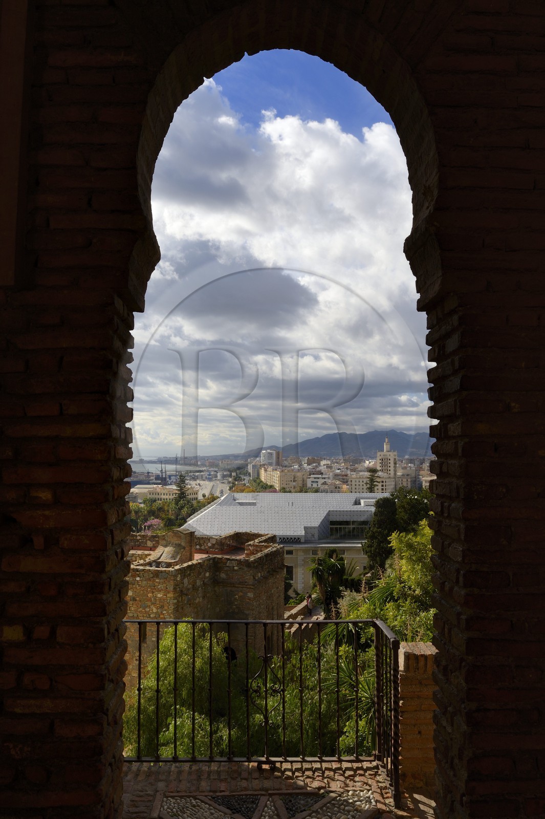 Espagne, Andalousie, Malaga, la Alcazaba, porte fenêtre de style mudéjar