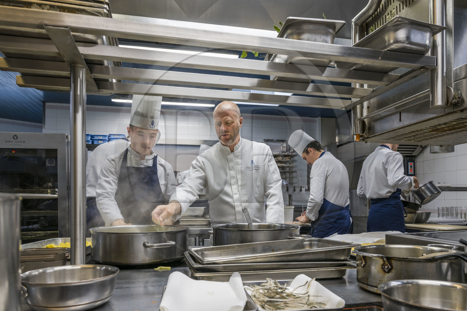 France, Charente-Maritime (17), La Rochelle, le chef étoilé Christopher Coutanceau dans les cuisines de son restaurant gastronomique 2 étoiles Michelin