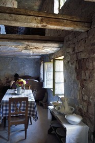 France, Bas-Rhin (67), Parc Naturel régional des Vosges du Nord, Eschbourg, Maisons des Rochers de Graufthal, habitations semi-troglodytiques du XVIIIe siècle et habitées jusqu'en 1958, pièce principale