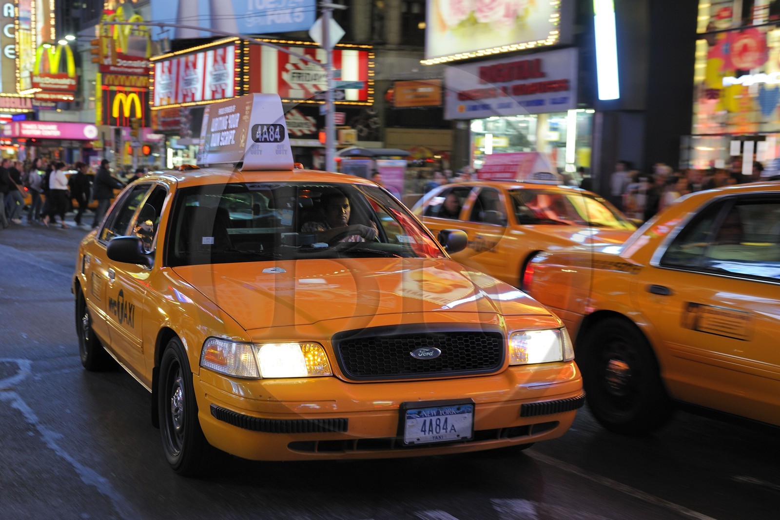 Etats-Unis, New York, Manhattan, Theater district sur Broadway, taxi jaune à Times Square