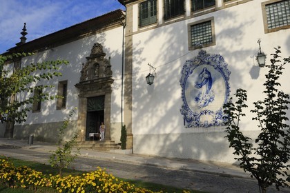 Portugal, région du Minho, Guimaraes, ville classée Patrimoine Mondial de l' UNESCO, chapelle dos Passos Paixao de Christo et Notre Dame de Carmes sur la place Largo Martins Sarmento