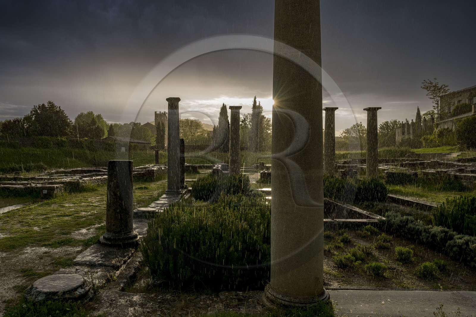 France, Vaucluse (84), Dentelles de Montmirail, Vaison-la-Romaine, site archéologique de la Villasse, vestiges de la Maison au Dauphin sous une averse de pluie