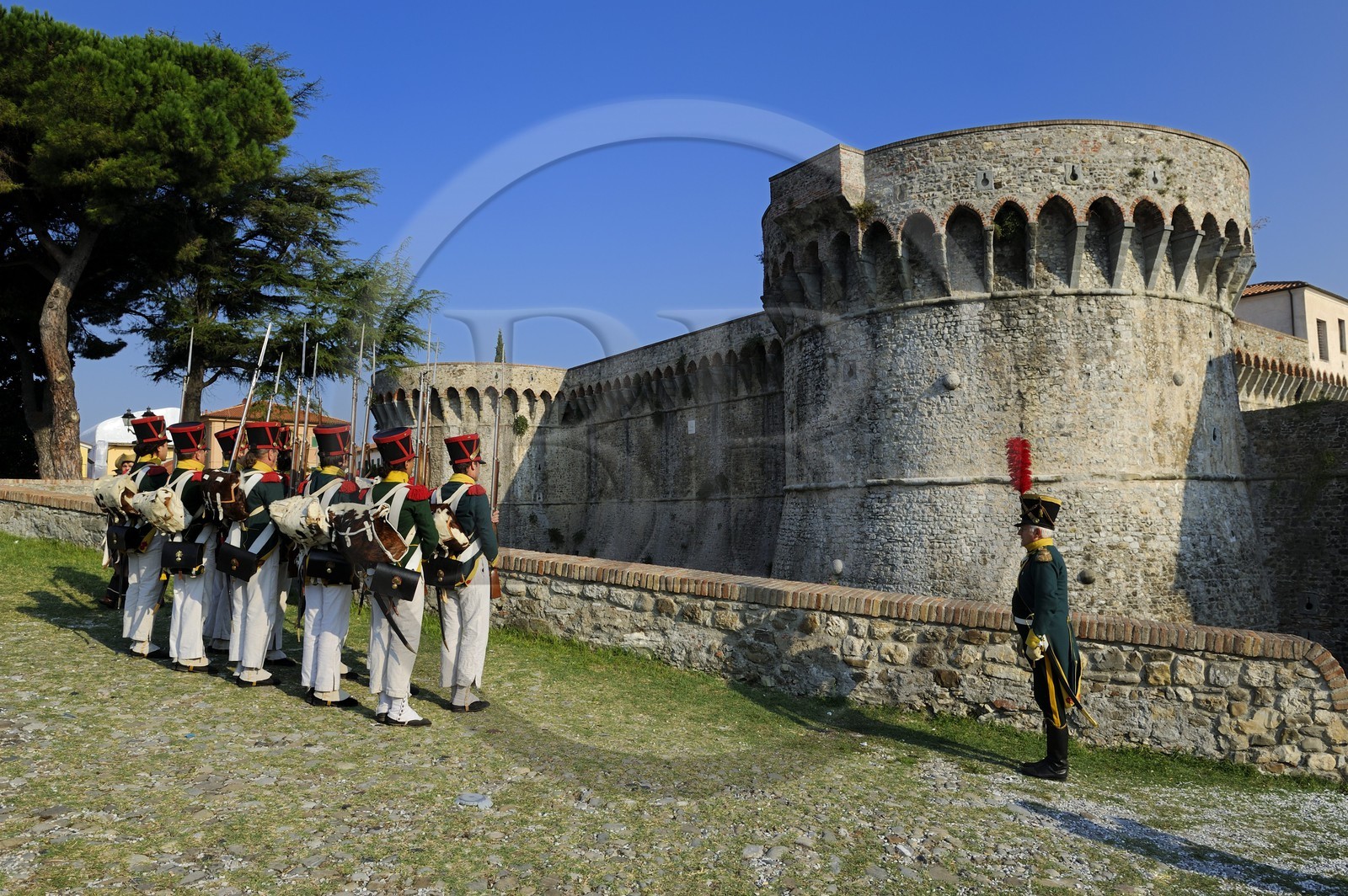 Italie, Ligurie, Sarzana, Napoleon Festival, soldats français de la Grande Armée du régiment de la Légion irlandaise devant la citadelle (forteresse Firmafede)