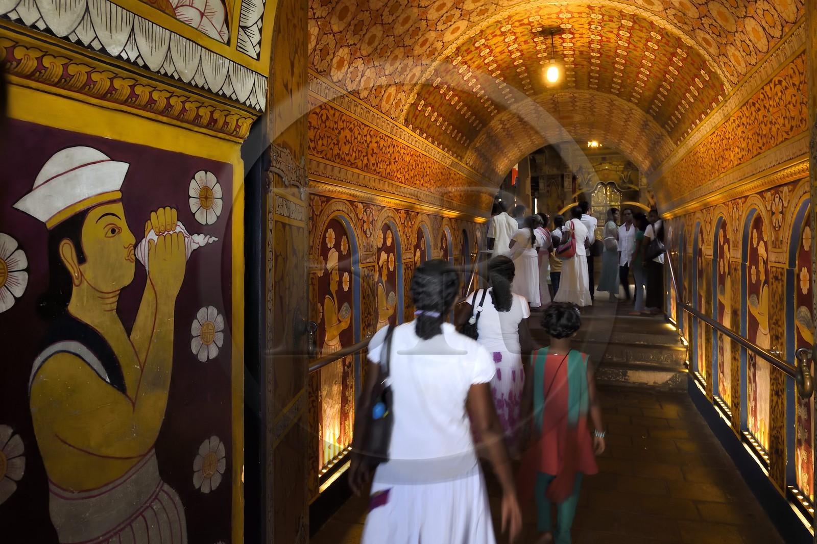 Sri Lanka, province du centre, Kandy, ville sacrée classée patrimoine mondial de l'UNESCO, Temple de la Dent de Bouddha (Sri Dalada Maligawa), couloir d'entrée décoré de motifs floraux et personnes apportant des offrandes