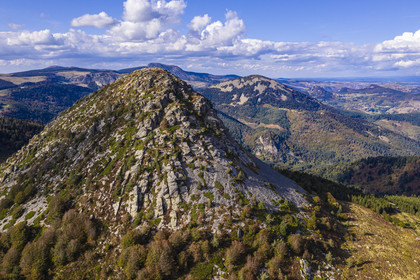 France, Ardèche (07), parc naturel régional des Monts d'Ardèche, Massif du Mézenc, le Mont Gerbier-de-Jonc (suc de 1551 m) où la Loire trouve sa source, la montagne le Suc de Sara au deuxième plan et la montagne des Roches de Borée en arrière plan (vue aérienne)