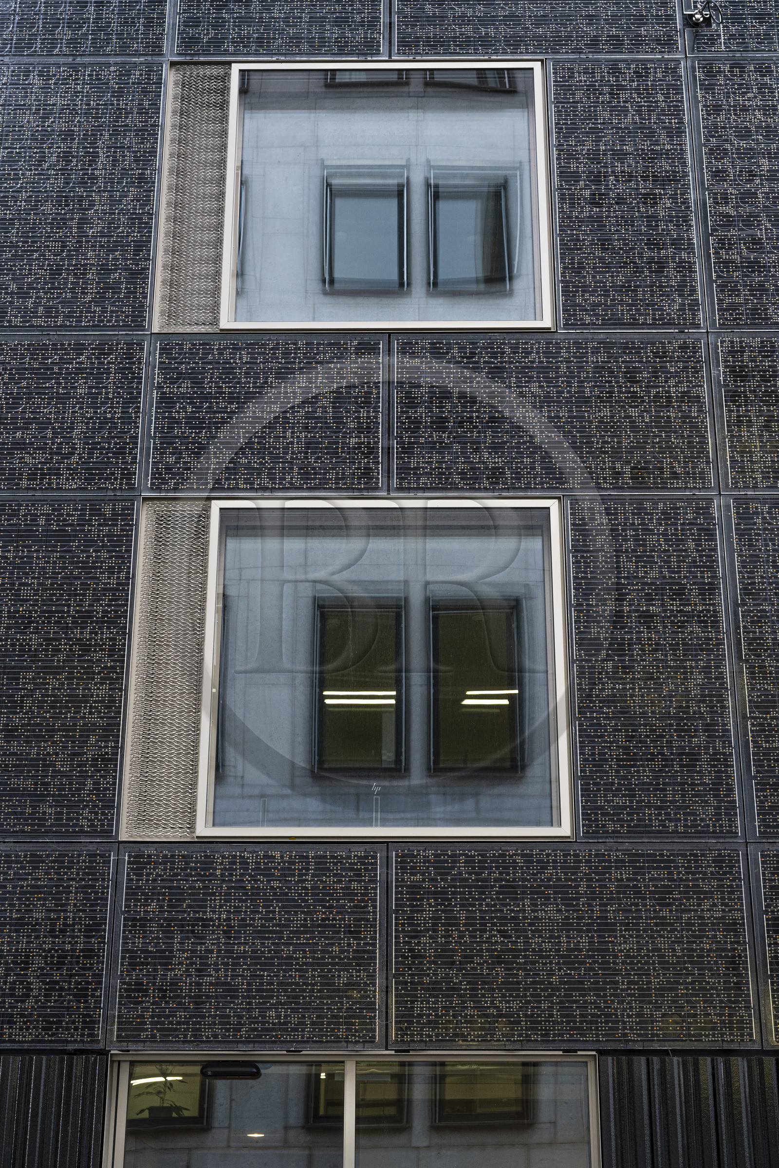 Suisse, Bâle, le batiment de l'Office cantonal de l'environnement et de l'énergie dispose d'une façade photovoltaïque dorée faite avec un verre fusionné 3D