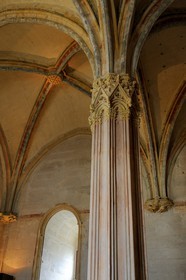 France, Val-de-Marne (94), Vincennes, le château de Vincennes, le donjon, chambre du Roi au deuxième étage, petites chimères sur la colonne centrale