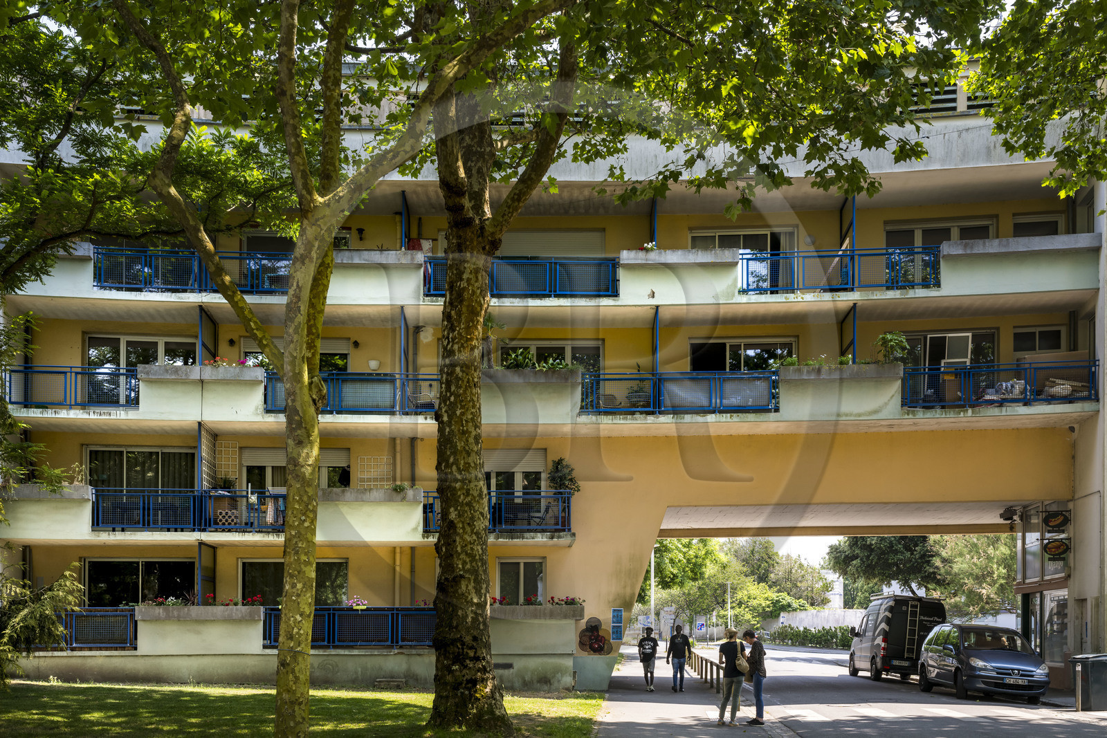 France, Morbihan (56), Lorient, La Banane (1953) est l'un des immeubles marquants de la Reconstruction lorientaise de style mouvement moderne, barre courbe de 120 mètres de long qui forme un pont à l'endroit où la rue de Pont-Carré la traverse