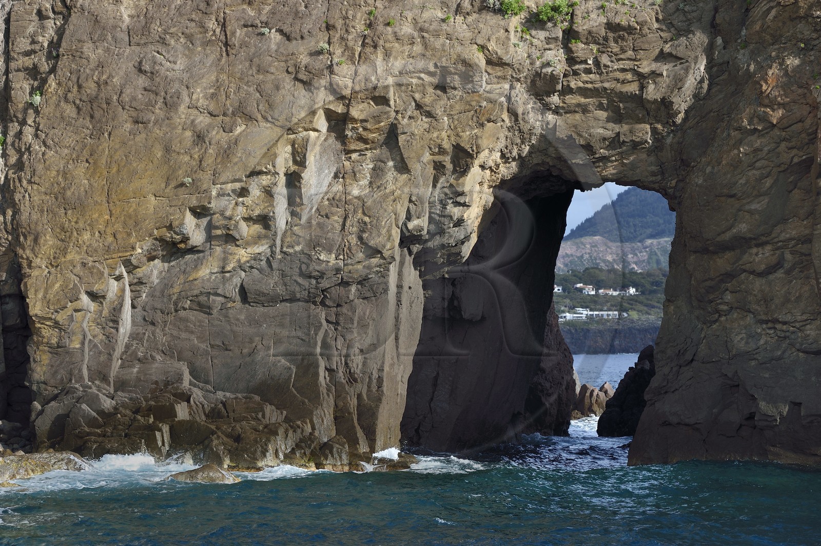 Italie, Sicile, iles Eoliennes, classées Patrimoine Mondial de l'UNESCO, Ile de Lipari, trouée dans les falaises de la côte Sud de l'île à Quattrocchi