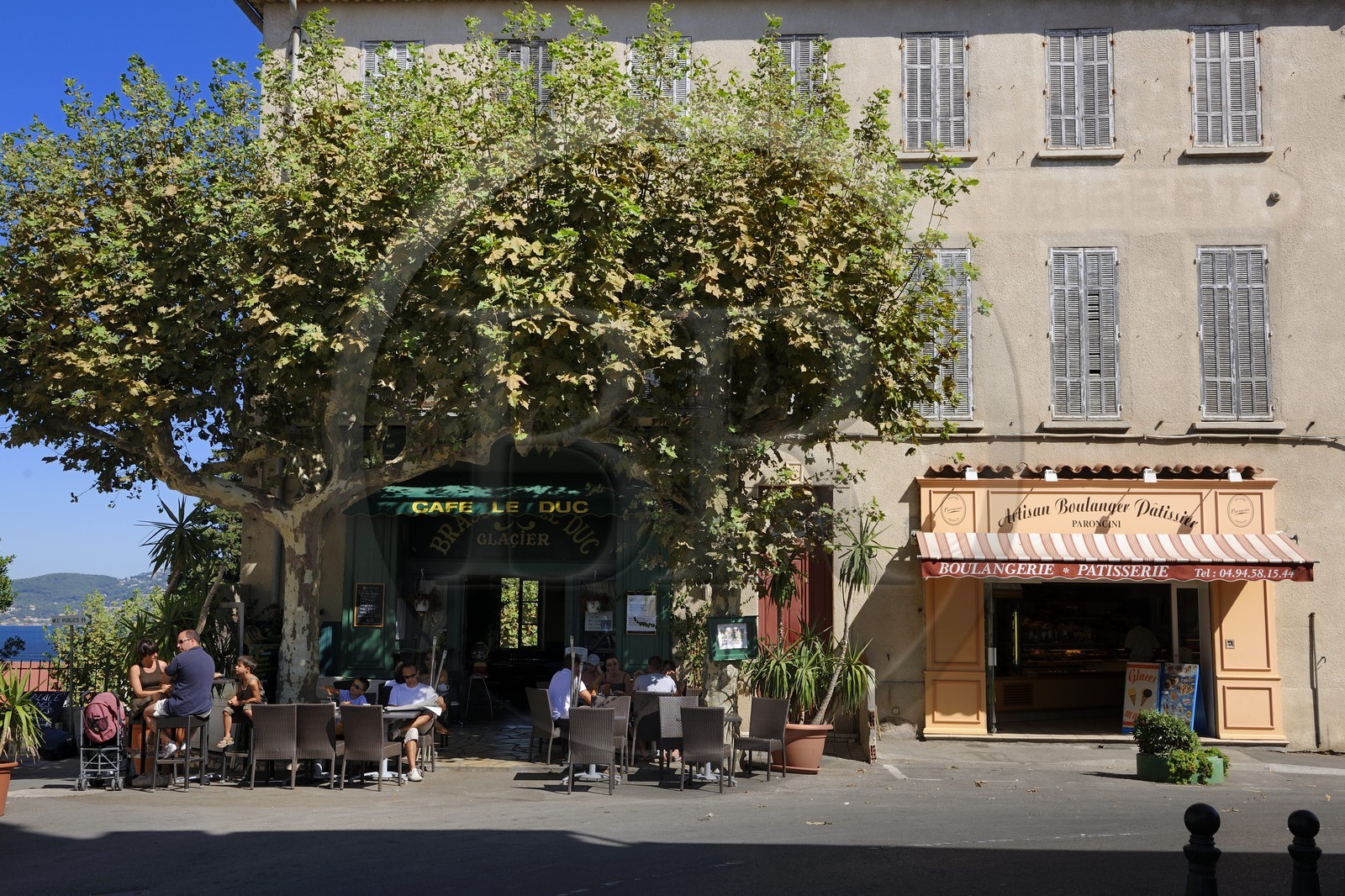 France, Var (83), presqu'île de Giens, café de village à Giens