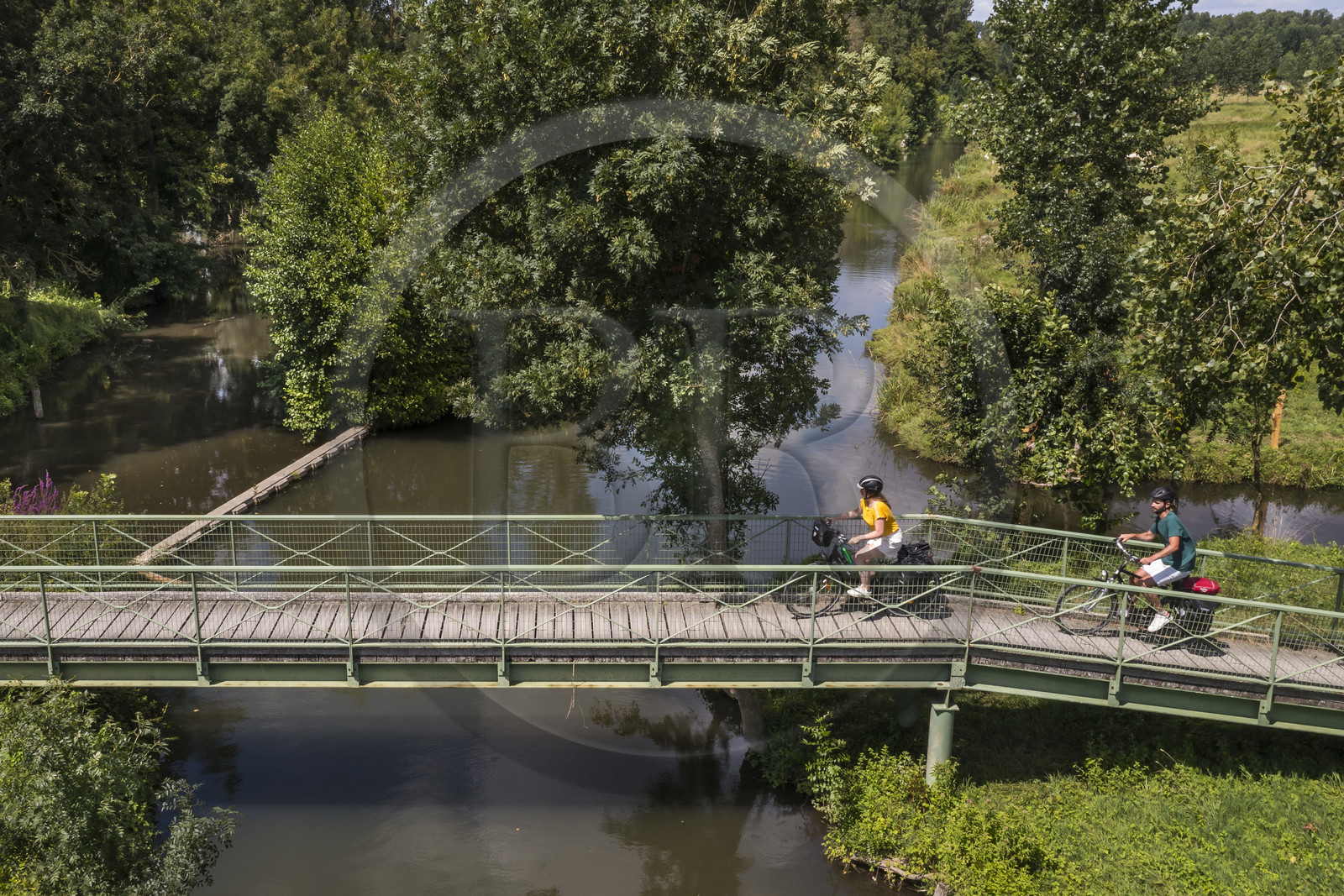 France, Deux-Sèvres (79), le Marais Poitevin, la Venise Verte, Sansais, randonnée à bicyclette le long de la Sèvre Niortaise sur la voie cyclable de la Vélo Francette, passage d'une passerelle (vue aérienne)