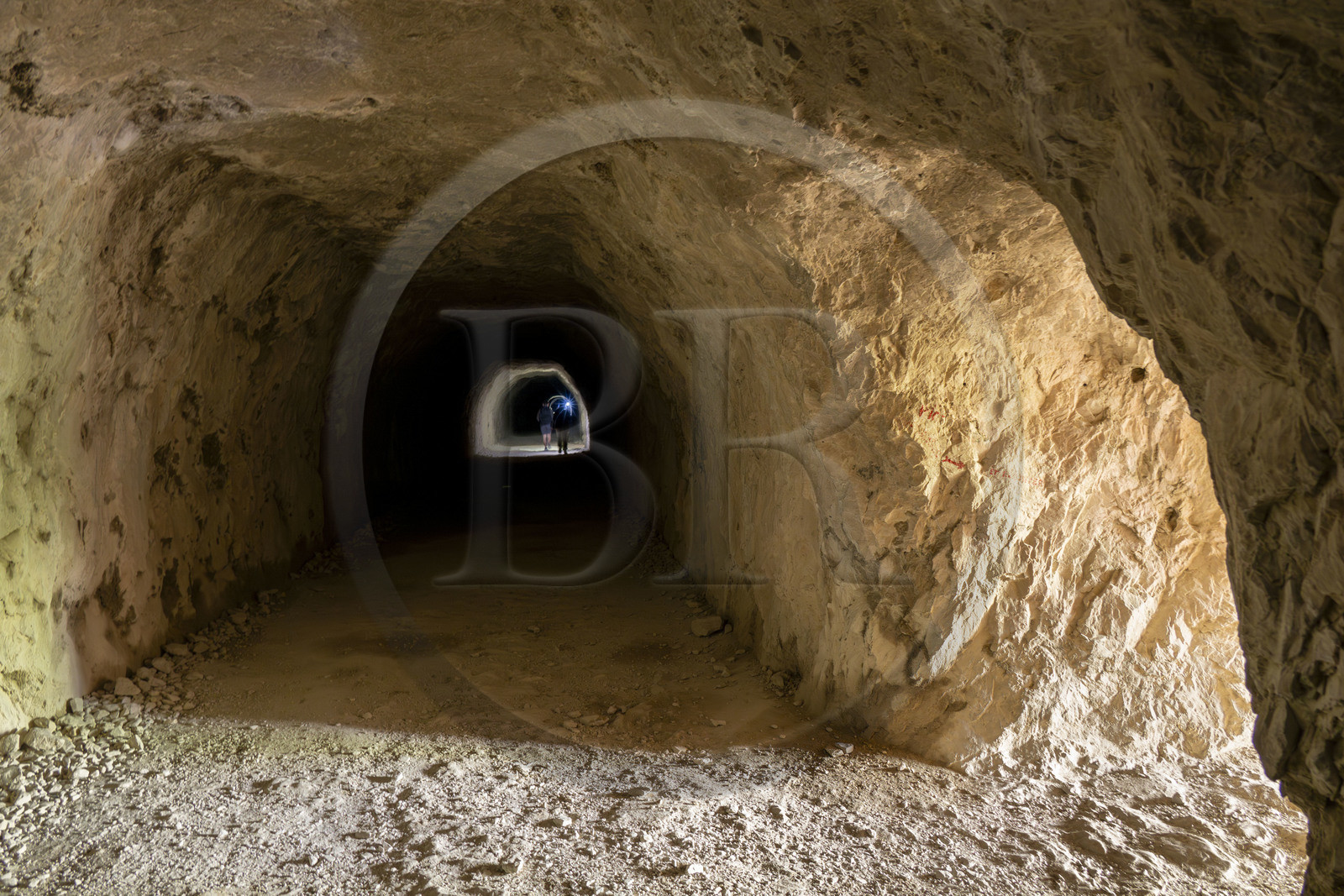 France, Alpes-de-Haute-Provence (04), Parc Naturel Régional du Verdon, Rougon, Grand Canyon du Verdon, le tunnel du Baou qu'emprunte le sentier Blanc-Martel sur le GR4 le long du couloir Samson