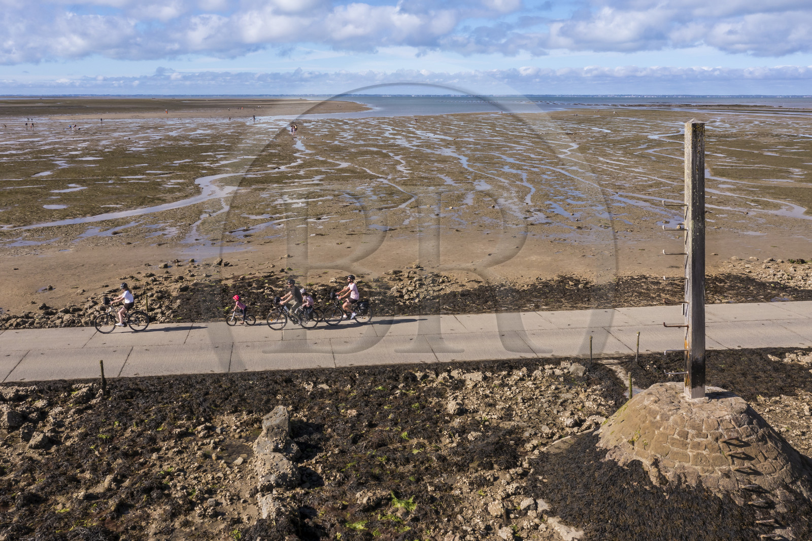 France, Vendée (85), île de Noirmoutier, Barbatre, cyclistes sur le passage du Gois à marée montante, chaussée submersible qui relie l'île au continent à marrée basse, un des refuges sur la droite (vue aérienne)