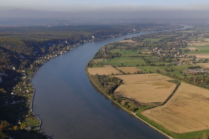 France, Seine-Maritime (76) sur la rive droite, le Bas Mauny situé dans l'Eure en aval du village de La Bouille sur la rive gauche de la Seine