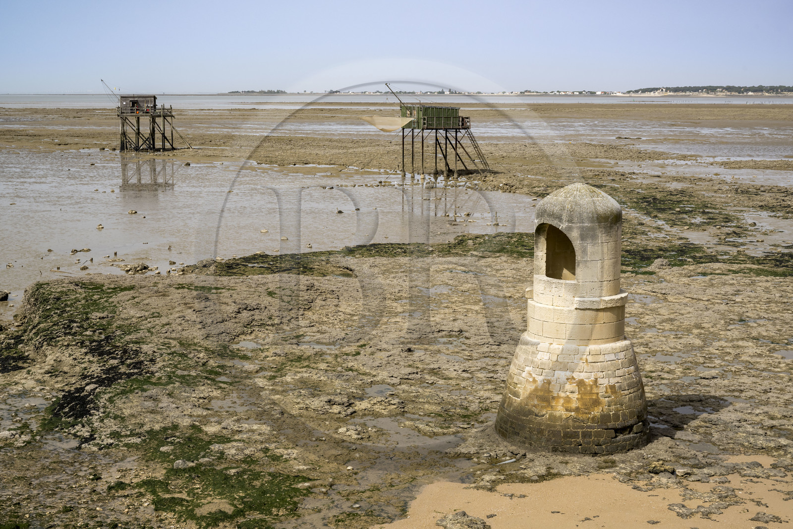 France, Charente-Maritime (17), Port-des-Barques, Ile Madame, le Puits des Insurgés construit par des Communards déportés en 1871 et cabanes sur pilotis appelées carrelets à marée basse en arrière plan