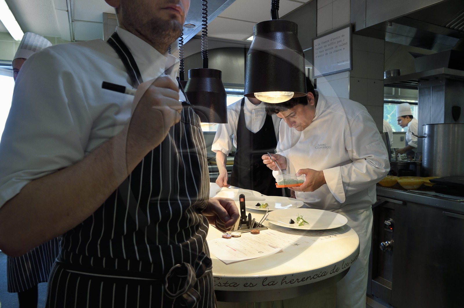 France, Alpes-Maritimes (06), Menton, Restaurant Le Mirazur, le Chef doublement étoilé Michelin Mauro Colagreco dans sa cuisine