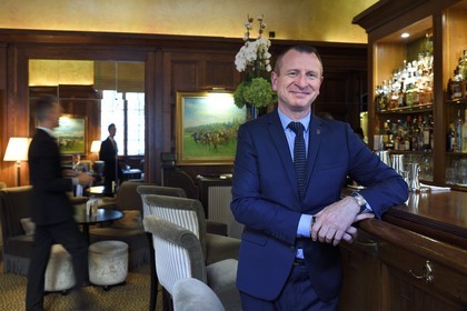 France, Calvados (14), Pays d'Auge, Deauville, Bar de l'Hotel Normandy Barriere, le chef barman Marc Jean