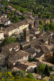 France, Alpes-de-Haute-Provence (04), Parc Naturel Régional du Verdon, Moustiers-Sainte-Marie, labellisé Les Plus Beaux Villages de France, l'église Notre-Dame-de-l'Assomption avec son clocher du XIIe siècle en tuff