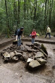 France, Morbihan (56), Trédion, forêt de Coëby ver, fouilles du site mégalithique découvert par l'archéologue Philippe Gouezin