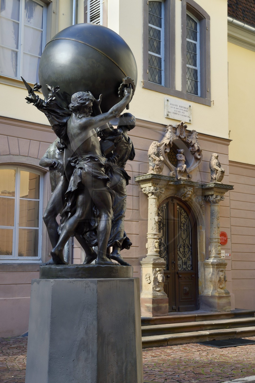 France, Haut-Rhin (68), Colmar, cour du Musée et maison natale de Bartholdi, statue appellée Les Grands Soutiens du Monde