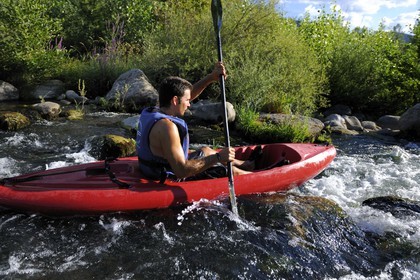France, Hérault (34), vallée de l' Orb, descente en canoë-kayak de la rivière Orb au moulin de Travassac à Mons la Trivalle, Sylvain Cathala de Ateliers Rivière Randonnées