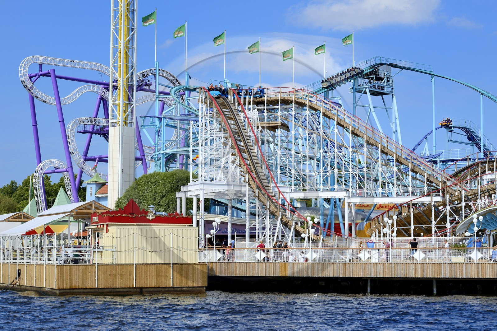 Suède, Stockholm, Djurgarden, le parc d'attractions Gröna Lund aux accents de fête foraine, montagnes russes