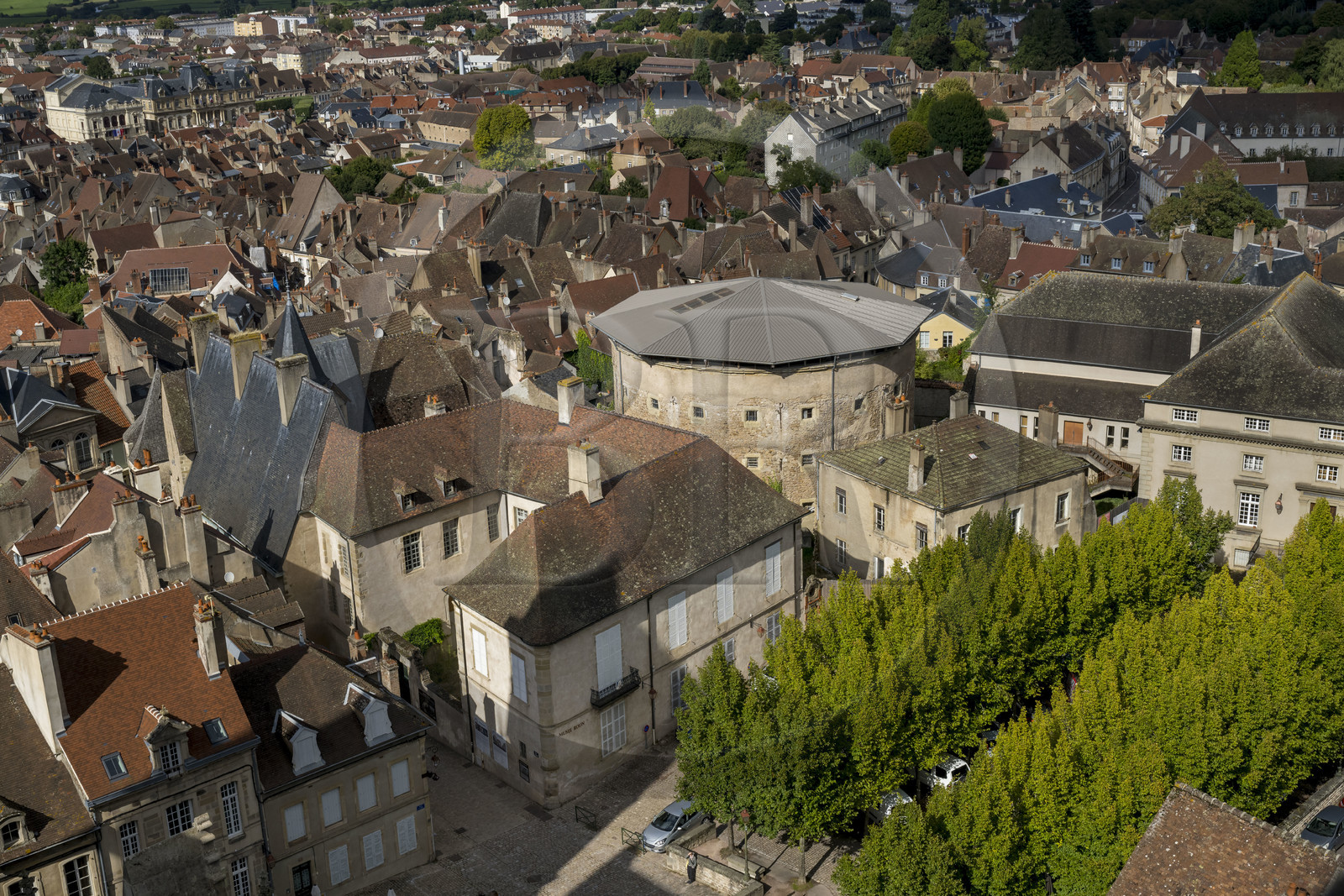 France, Saône-et-Loire (71), Autun, le musée Rolin actuel à gauche sera étendu aux deux bâtiments voisins qui bordent la place Saint-Louis: la prison circulaire du XIXe siècle et l’ancien Palais de Justice à droite