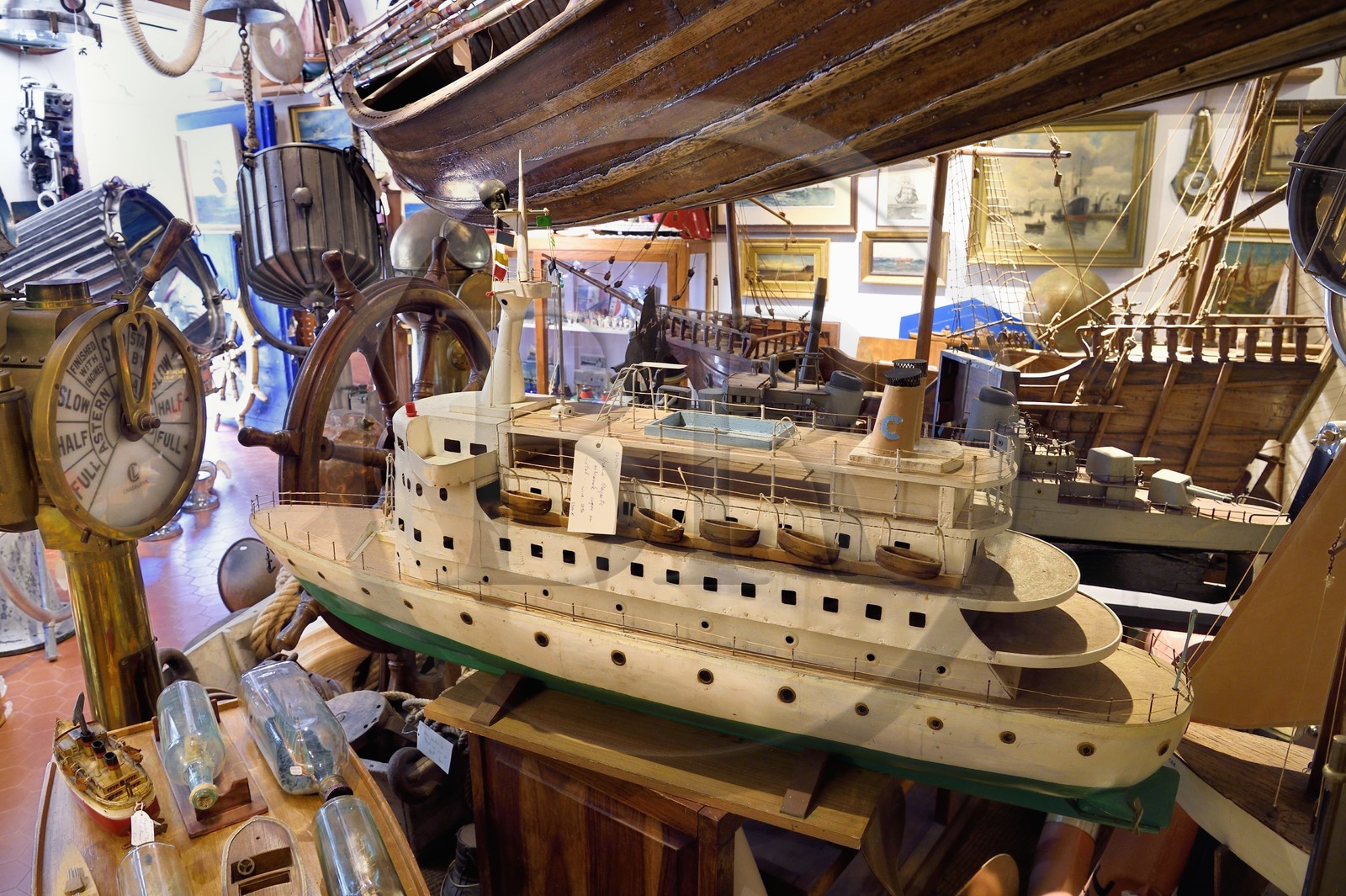 France, Var (83), Saint-Tropez, place de l'Ormeau, magasin d'antiquités marines La Vieille Mer