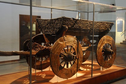 Norvège, Oslo, presqu'île de Bygdoy, musée des Bateaux vikings, objets trouvés dans la tombe d'Oseberg (9ème siècle), le chariot