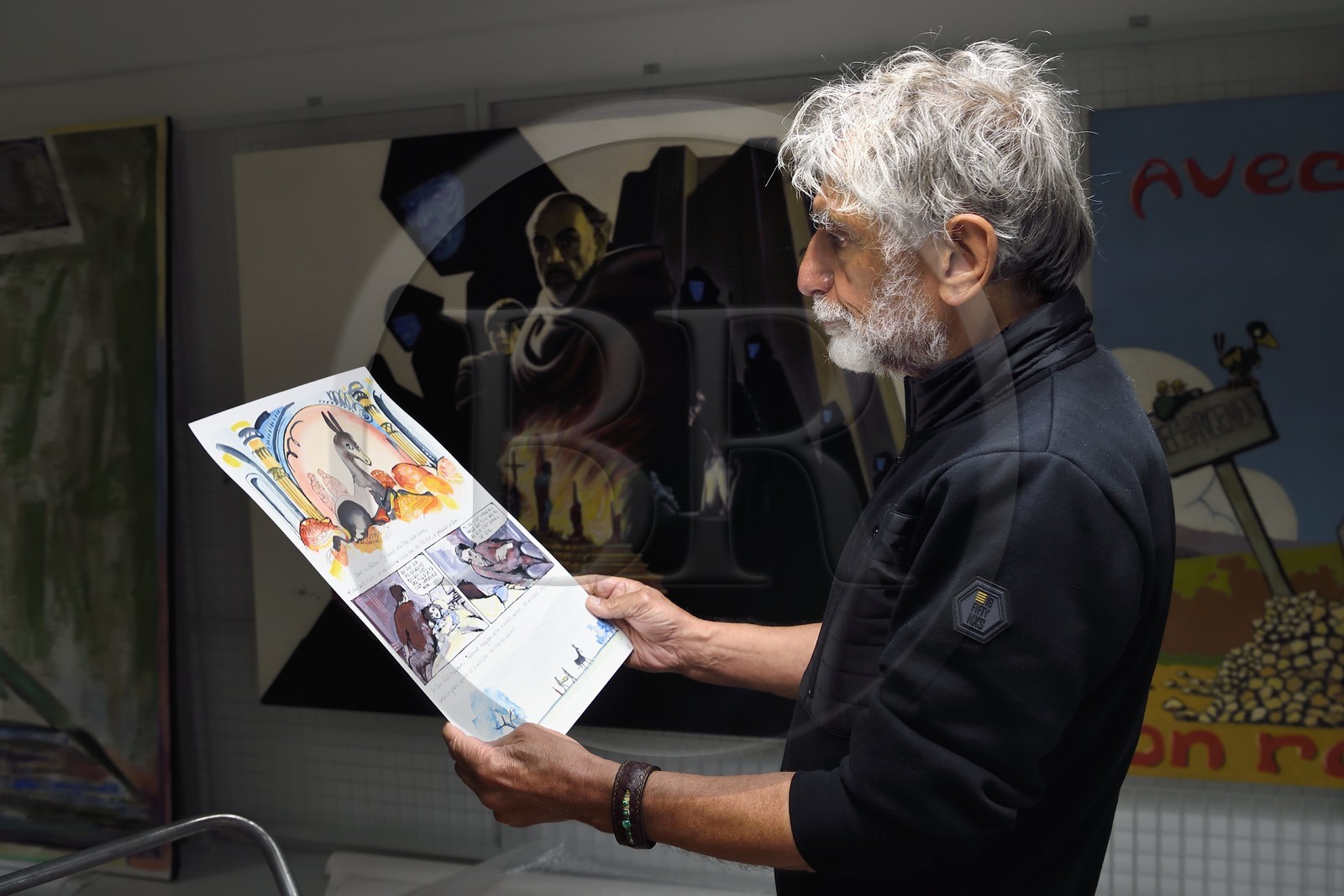 France, Charente (16), Angoulême, Cité internationale de la bande dessinée et de l’image (CIBDI), dans les réserves du musée de la BD, le dessinateur Edmond Baudoin regarde une planche de sa bande dessinée Peau d'Âne aux Ed Gallimard