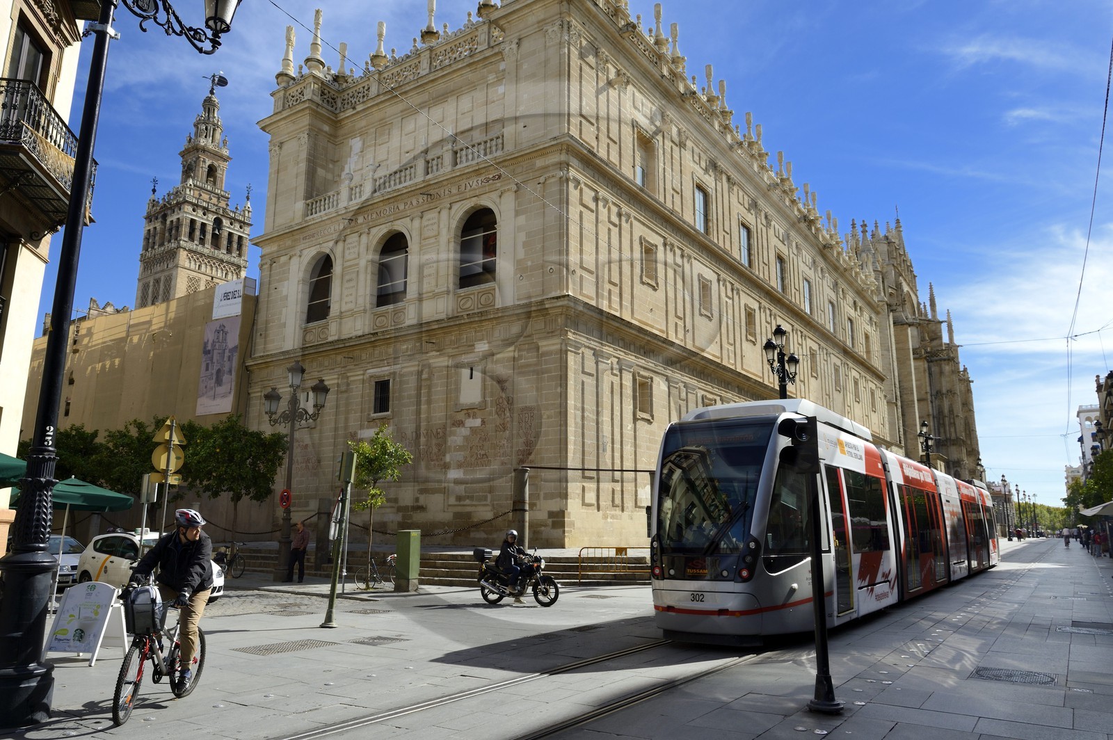 Espagne, Andalousie, Séville, tramway sur l'avenida de la Constitucion et la Giralda en arrière plan