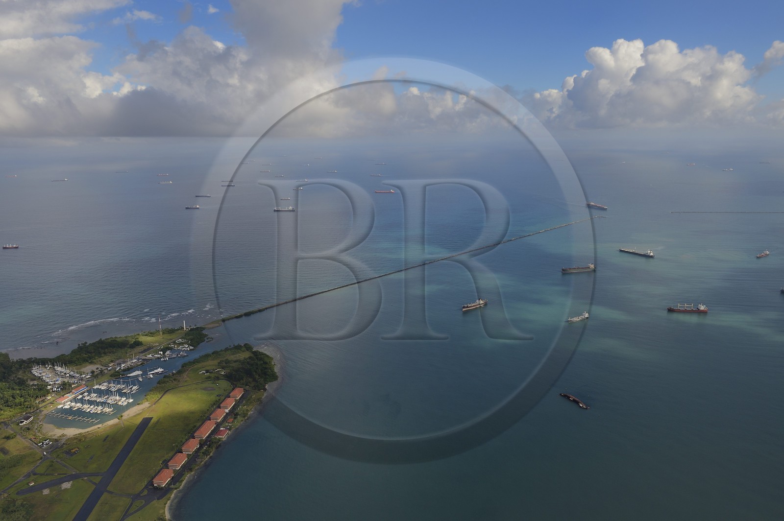 Panama, province de Colon, la baie Limon (Bahia Limon) dans la mer des Caraïbes à la sortie du Canal de Panama coté Atlantique procure un mouillage pour les navires en attente de transit (vue aérienne)