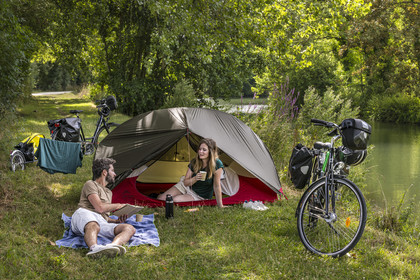 France, Deux-Sèvres (79), le Marais Poitevin, la Venise Verte, Magné, randonnée à bicyclette, campement pour la nuit le long de la Sèvre Niortaise