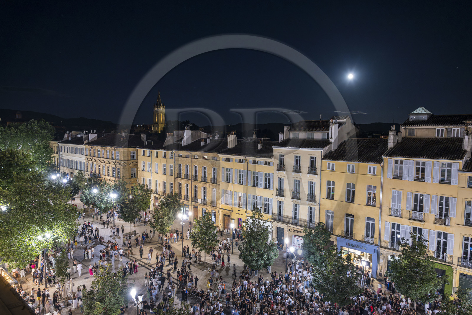 France, Bouches-du-Rhône (13), Aix en Provence, le cours Mirabeau lors de la fête de la musique