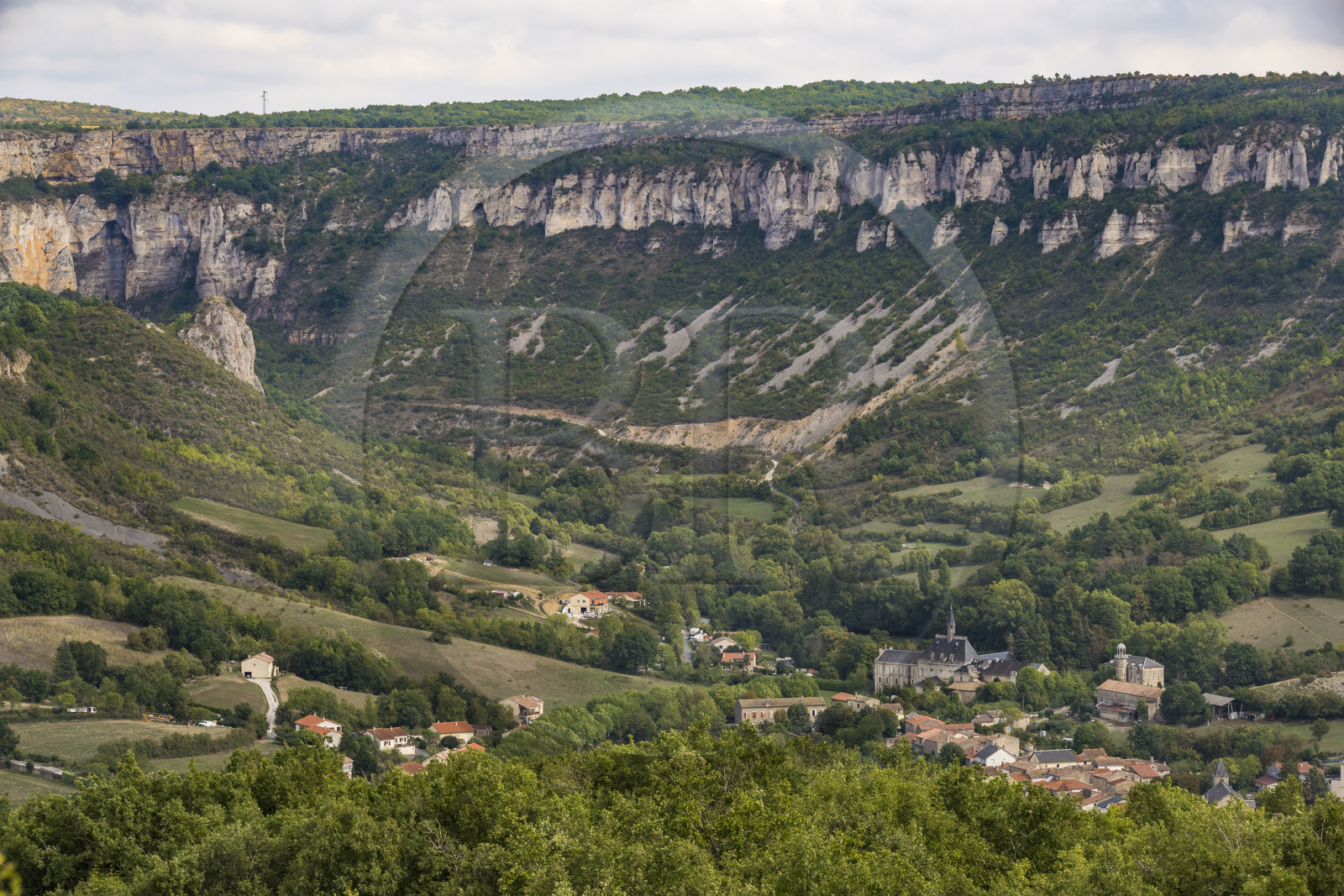 France, Aveyron (12), parc naturel régional des Grands-Causses, le village de Tournemire dans le cirque au pied du Causse du Larzac