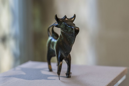 France, Bouches-du-Rhône (13), Parc Naturel Régional des Alpilles, Saint-Rémy-de-Provence, Place Favier, le musée des Alpilles installé dans l'Hôtel de Mistral de Montdragon du XVIème siècle, le Taureau tricorne de Glanum, bronze du 1er ou 2ème siècle après J.-C., culte issu de la mythologie celtique