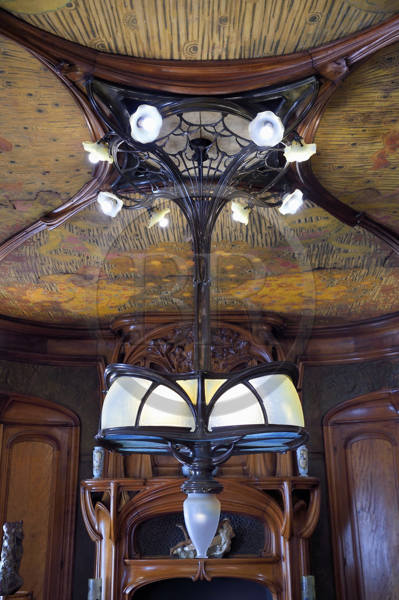 France, Meurthe-et-Moselle (54), Nancy, musée de l'Ecole de Nancy, salle à manger Masson de style Art Nouveau (1903-1906), mobilier et menuiseries par Eugène Vallin, panneaux de cuir et plafond de Victor Prouvé, le lustre