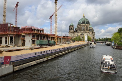 Allemagne, Berlin, construction du nouveau Berliner Stadtschloss au bord de la rivière Spree et le Berliner Dom en arrière plan