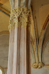 France, Val-de-Marne (94), Vincennes, le château de Vincennes, le donjon, chambre du Roi au deuxième étage, petites chimères sur la colonne centrale