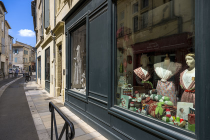 France, Bouches-du-Rhône (13), Arles, vitrine de la mercerie Au café couture rue du 4 septembre