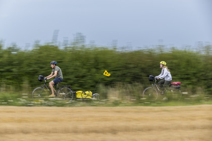 France, Maine-et-Loire (49), vallée de la Loire classée au Patrimoine Mondial par l'UNESCO, Saumur vers Saint-Hilaire, randonnée à bicyclette avec une remorque transportant le matériel de camping